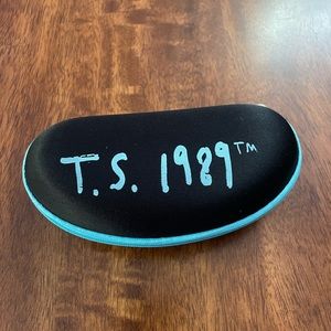 Brand New never worn Taylor Swift 1989 Polarized Sunglasses with Case